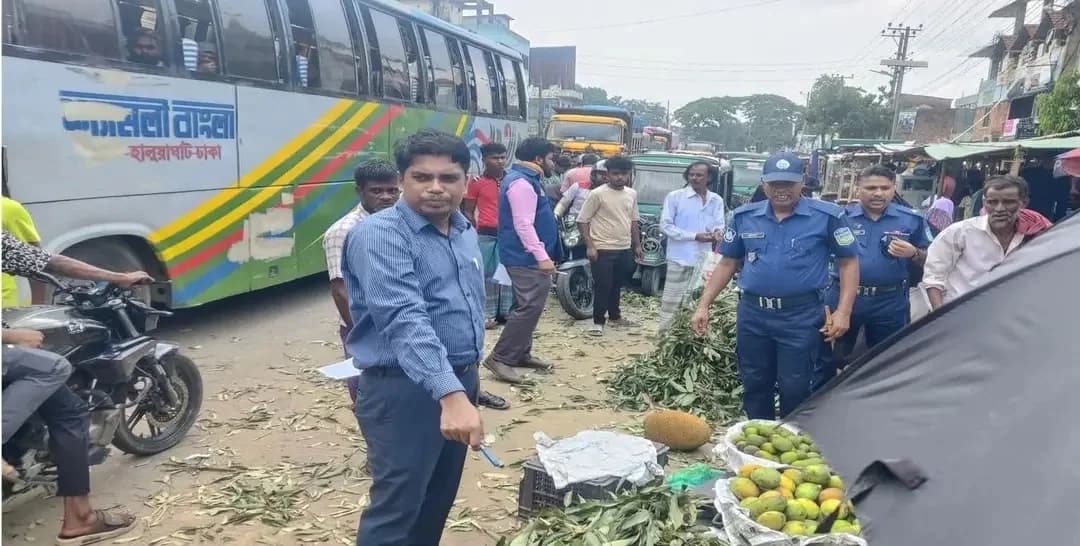 ফুলপুর বাসস্ট্যান্ডে যানজট নিরসনে প্রশাসনের অভিযান