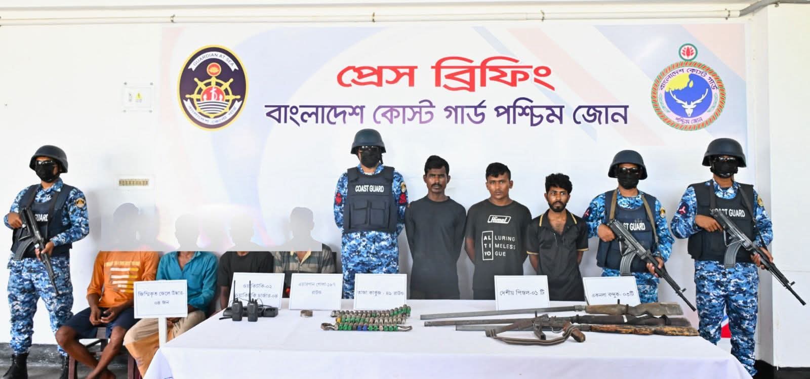 সুন্দরবনে কুখ্যাত ডাকাত করিম শরীফ বাহিনীর সাথে কোস্ট গার্ডের বন্দুকযুদ্ধ, ৩ সক্রিয় সদস্য অস্ত্র ও গোলাবারুদসহ আটক