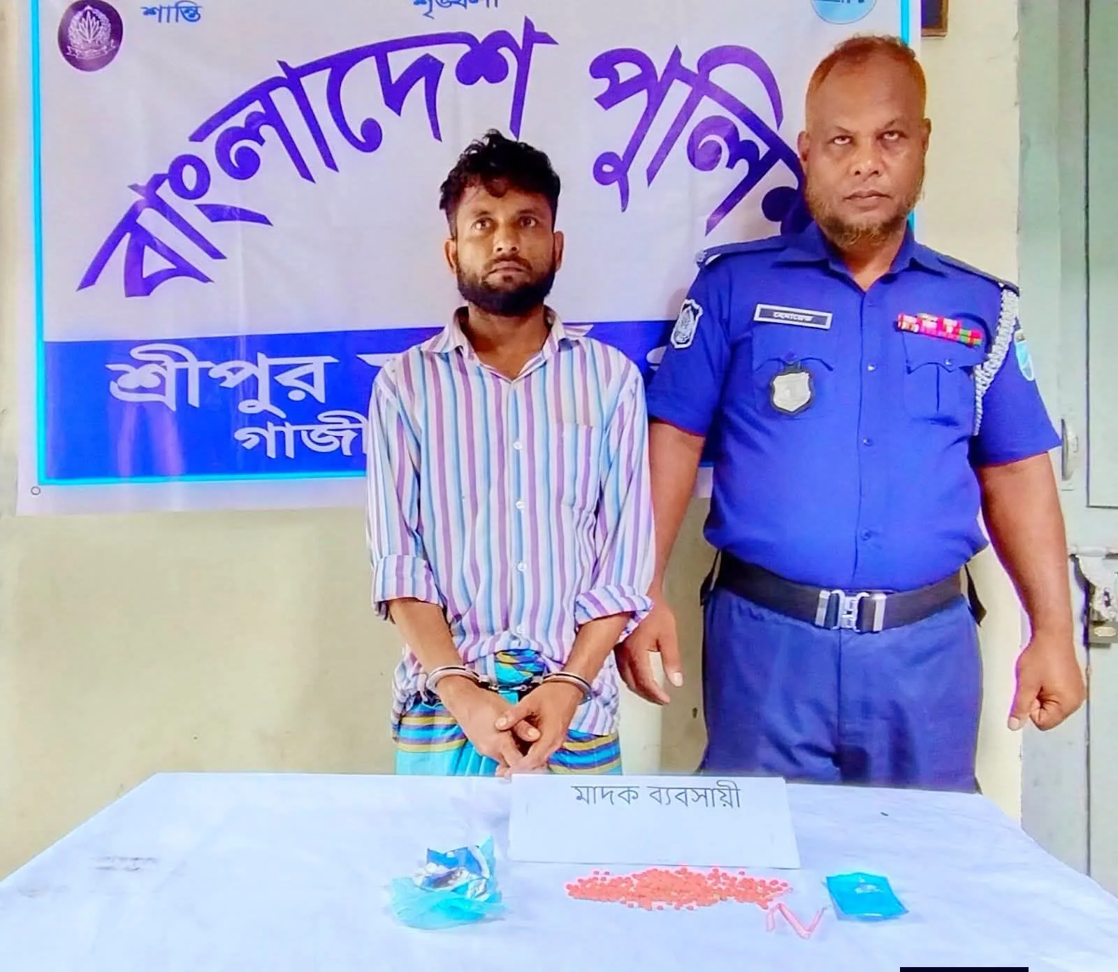 শ্রীপুরে বাইসাইকেল থেকে ৩০০ পিস ইয়াবাসহ যুবক আটক