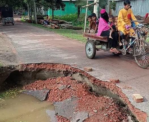 ফুলপুরে সড়কের ভাঙা অংশে বড় গর্ত, দুর্ঘটনার শঙ্কা
