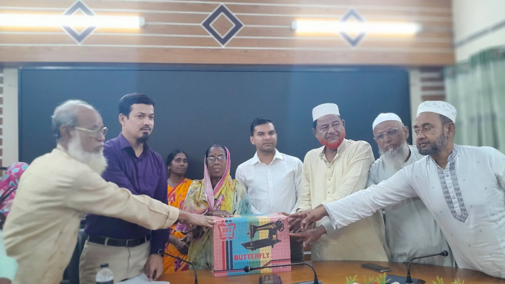 ফুলপুরে ক্ষুদ্র নৃগোষ্ঠীর অস্বচ্ছলদের মাঝে বাইসাইকেল, সেলাই মেশিন ও শিক্ষা বৃত্তি বিতরণ