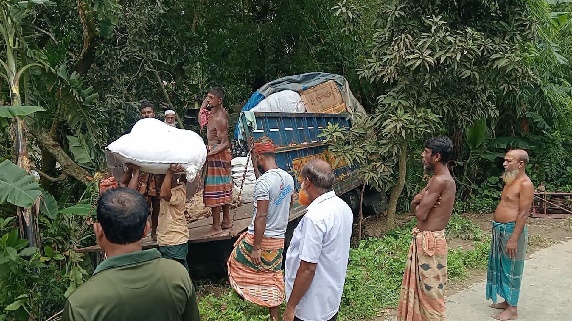 ফুলপুরে চালকের ঘুমে নিয়ন্ত্রণ হারিয়ে খাদে মালবাহী ট্রাক, অল্পের জন্য রক্ষা চালক-হেলপার